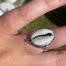 Load image into Gallery viewer, Cowrie shell ring
